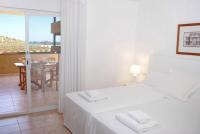 A bed or beds in a room at Apartaments Beach & Golf Resort