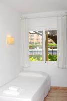 A bed or beds in a room at Apartaments Beach & Golf Resort