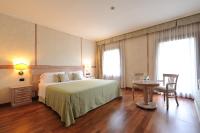 Łóżko lub łóżka w pokoju w obiekcie Hotel Roxy Plaza