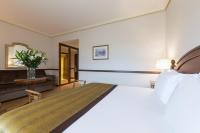 A bed or beds in a room at Hotel Exe Reina Isabel