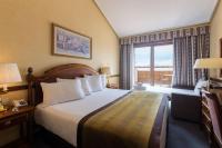 A bed or beds in a room at Hotel Exe Reina Isabel