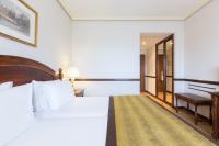 A bed or beds in a room at Hotel Exe Reina Isabel