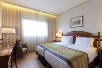 A bed or beds in a room at Hotel Exe Reina Isabel