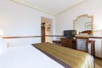 A bed or beds in a room at Hotel Exe Reina Isabel