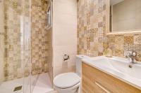 A bathroom at Hauzify I Apartament Rosa dels Vents