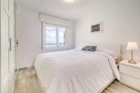 A bed or beds in a room at Hauzify I Apartament Rosa dels Vents