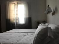 Postel nebo postele na pokoji v ubytování Hostal de la Gloria