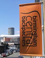 un letrero naranja para un restaurante en una calle de la ciudad en Birmingham Central Backpackers, en Birmingham