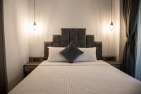 A bed or beds in a room at Amalia Rooms Sea View