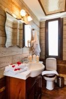 Kúpeľňa v ubytovaní Elmyra Villa, Heated Pool & Walking to beach, By ThinkVilla
