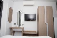 A television and/or entertainment centre at Amalia Rooms Sea View