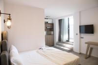 A bed or beds in a room at Amalia Rooms Sea View