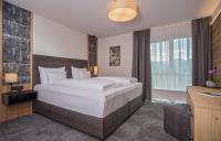 Ein Bett oder Betten in einem Zimmer der Unterkunft Arthur's Hotel und Apartments am Achensee