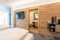 Ein Bett oder Betten in einem Zimmer der Unterkunft Arthur's Hotel und Apartments am Achensee