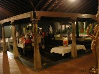 Un restaurante u otro lugar para comer en Indeco Hotels Swamimalai