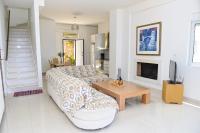 Televízia a/alebo spoločenská miestnosť v ubytovaní Verga Villas Resort