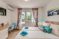 Un dormitorio con una cama y un escritorio y una ventana. en Coloured rooms, en Split