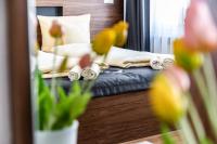 Un reflejo en el espejo de una cama en un dormitorio. en Hotel JÄGERHAUS in Singen am Hohentwiel, en Singen