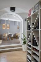 comedor con mesa y bodega en Hotel La Grisa, en Bale