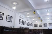 Un comedor con mesa y sillas en Daroessalam Syariah Heritage Hotel, en Pasuruan