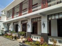 fachada de un edificio con patio en Daroessalam Syariah Heritage Hotel, en Pasuruan