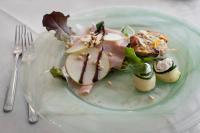 un piatto di cibo con sopra mele e verdure di Hotel Scoiattolo a Baselga di Pinè