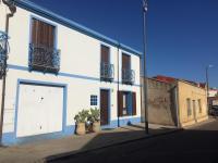 un edificio blanco con dos puertas y macetas en una calle en L&#39;Onda, en Oristano