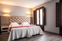 Postel nebo postele na pokoji v ubytování Evenia Alcalá Boutique Hotel