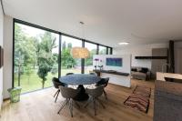 グラーツにあるParksuites Apartments Grazのテーブルと椅子のあるダイニングルーム