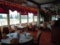 モントリシャールにあるHôtel Restaurant Le Bellevue Montrichard 3 étoilesのテーブルと椅子と窓のあるダイニングルーム