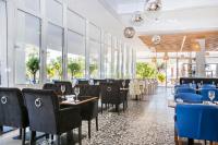 Reštaurácia alebo iné gastronomické zariadenie v ubytovaní Amadria Park Beach Hotel Jure