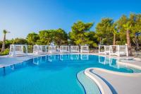 Bazén v ubytovaní Amadria Park Beach Hotel Jure alebo v jeho blízkosti