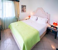Posteľ alebo postele v izbe v ubytovaní Irida Beach Resort Suites