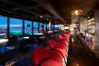 un restaurante con sillas rojas y vistas a la ciudad en Radisson RED Hotel, Glasgow, en Glasgow