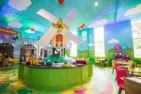 アルトンにあるCBeebies Land Hotelの部屋の真ん中に風車があるレストラン