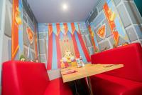 アルトンにあるCBeebies Land Hotelのダイニングルーム(テーブル、赤い椅子2脚付)