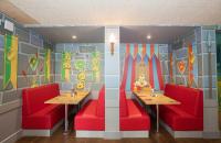 アルトンにあるCBeebies Land Hotelのダイニングルーム(テーブル2台、赤い椅子付)