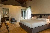 A bed or beds in a room at Relais San Vigilio al Castello
