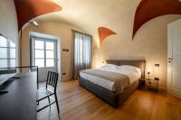 A bed or beds in a room at Relais San Vigilio al Castello