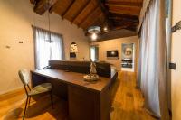 A television and/or entertainment centre at Relais San Vigilio al Castello