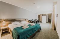 Łóżko lub łóżka w pokoju w obiekcie Hotel Giżycko