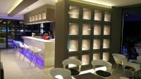 Cosmopolitan Hotelにあるレストランまたは飲食店