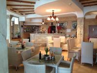 Afbeelding uit fotogalerij van Kamelot Hotel in Pasarel