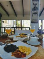 埃雷迪亚Vistas del Conde的一张桌子,上面放着一盘食物和两杯葡萄酒