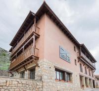 Un edificio con un cartel al costado. en Hotel Atiana, en Albarracín