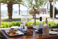 Una mesa con un plato de comida y una botella de vino. en Westminster Hotel & Spa Nice, en Niza