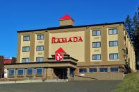 un hotel con un cartel de karma en la parte delantera en Ramada by Wyndham Williams Lake, en Williams Lake