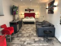 una sala de estar con una cama y un sofá en Le Beverl&#39;inn, en Flers