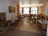 Un comedor con mesas y sillas en un restaurante. en Come Inn, en Neufchâtel-en-Bray