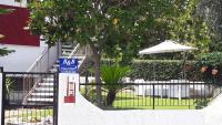 una puerta con un paraguas junto a un árbol en I Sogni di Morfeo, en Termoli